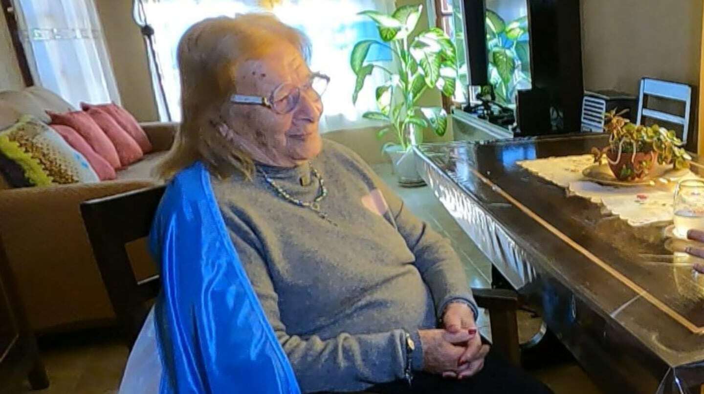 Yolanda, una hincha de 105 años, sonríe mientras comparte su amor por el fútbol