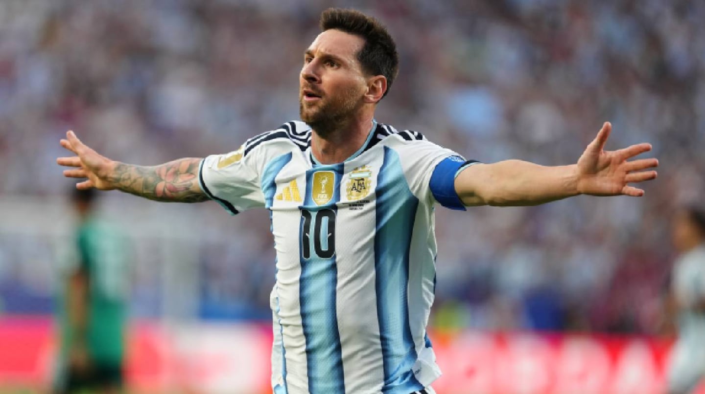 Lionel Messi celebrando un gol con la camiseta de la selección argentina en un partido de fútbol