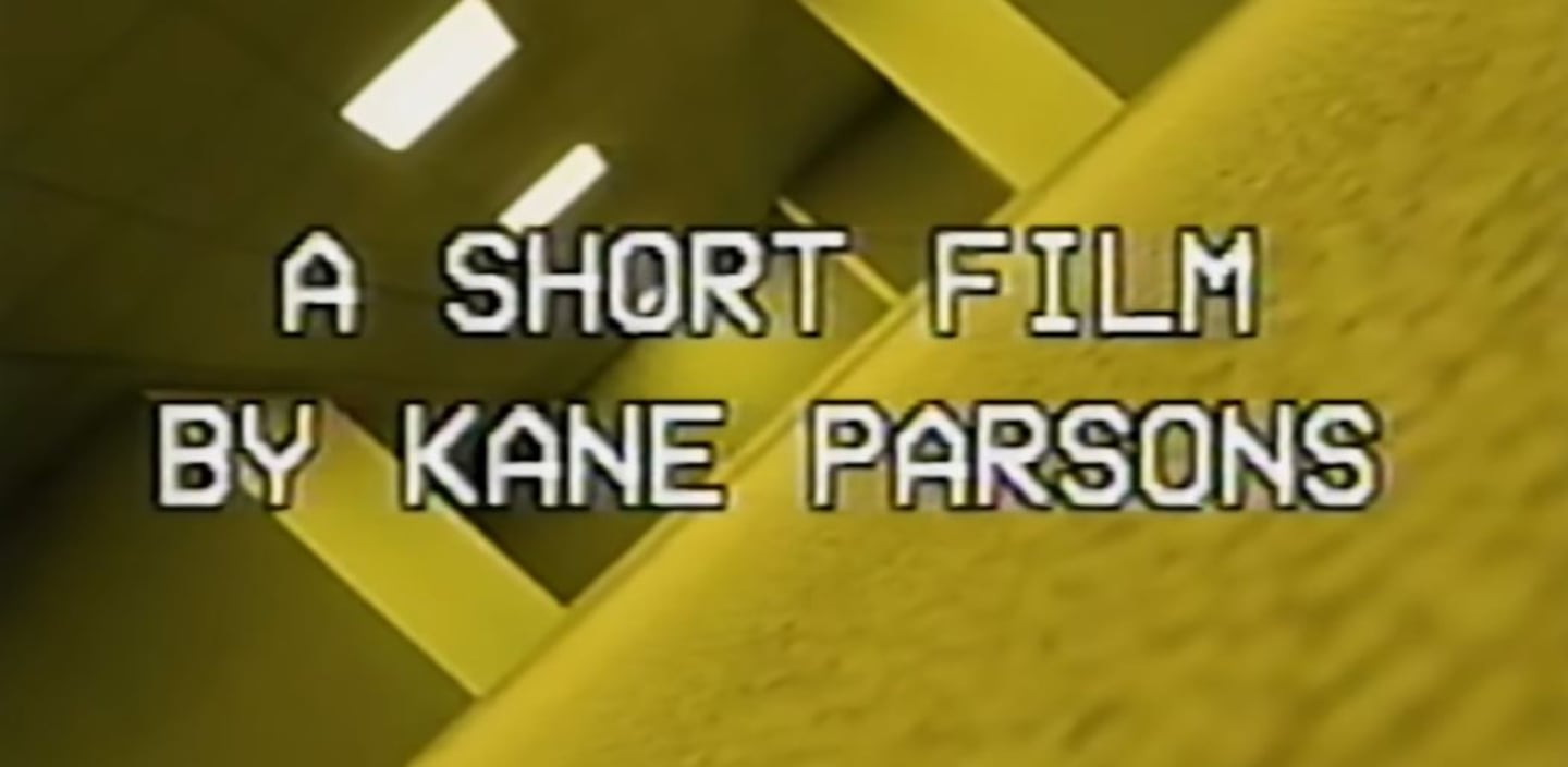 Texto de un cortometraje de Kane Parsons en un entorno de pasillo vacío