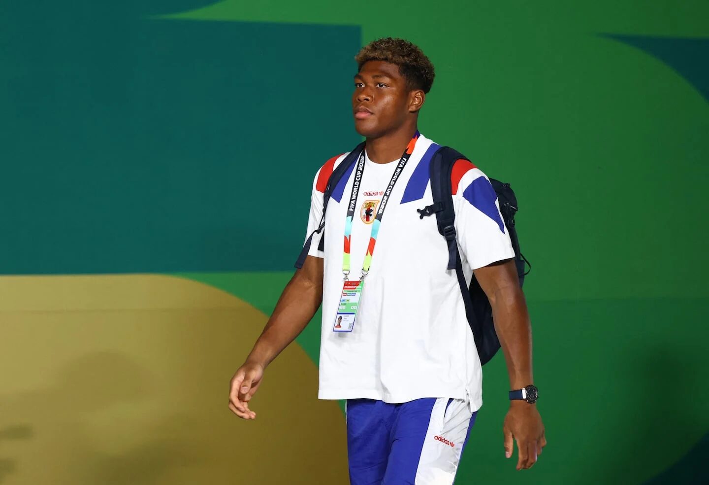 Zion Suzuki, arquero japonés, caminando con una mochila en el Mundial 2026