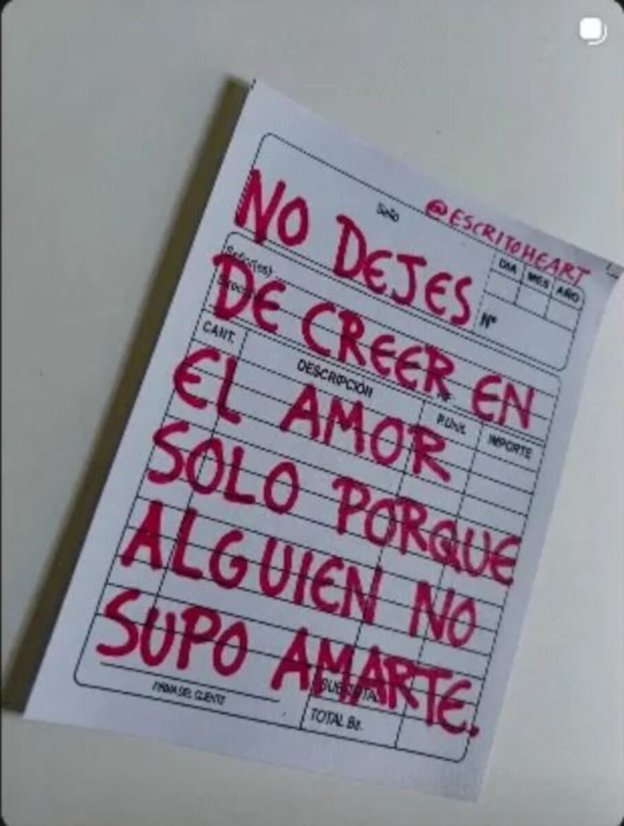 Nota escrita a mano con un mensaje sobre el amor