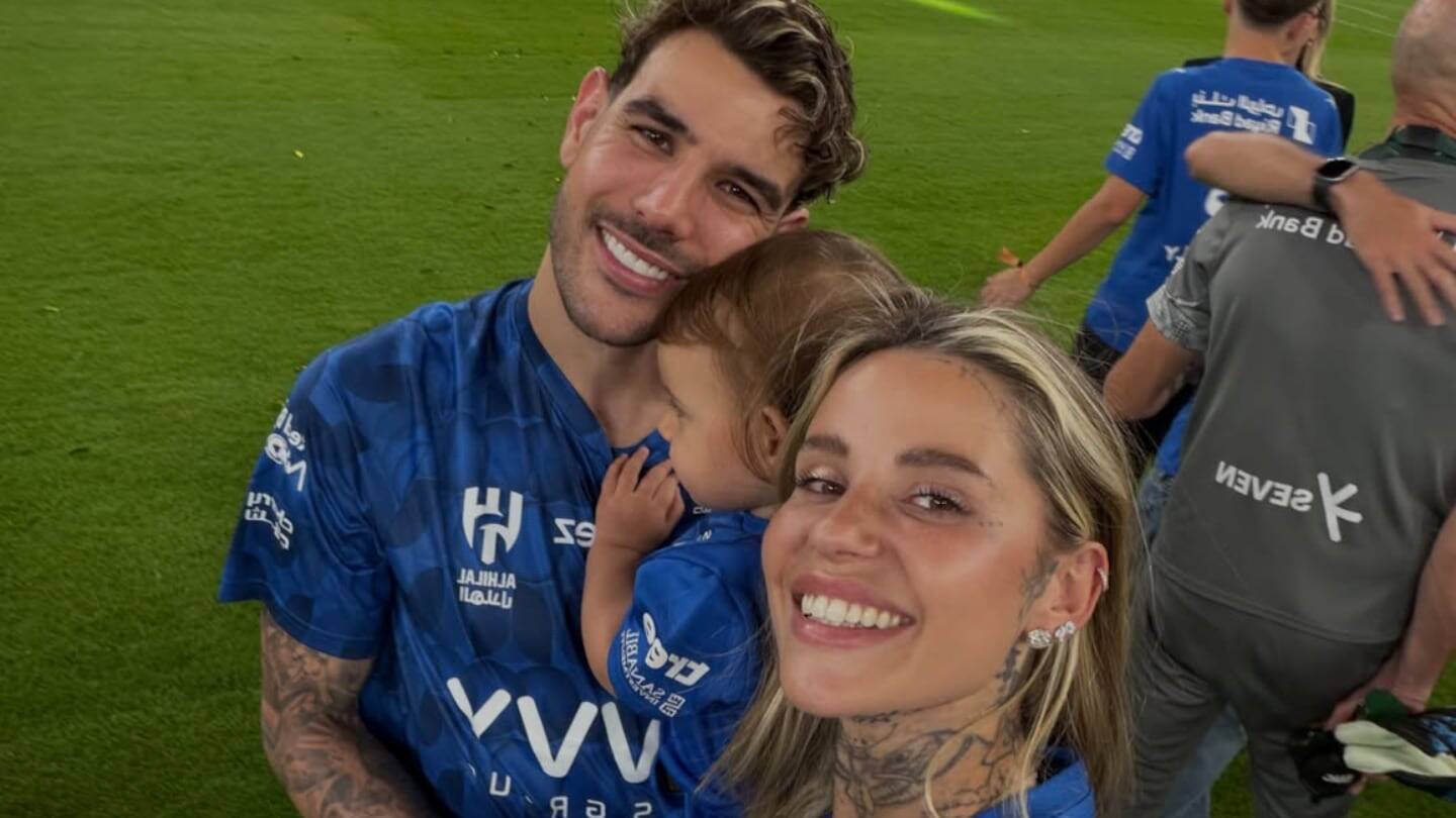 Zoe Cristofoli y Theo Hernández sonríen en el Mundial 2026, sosteniendo a un niño