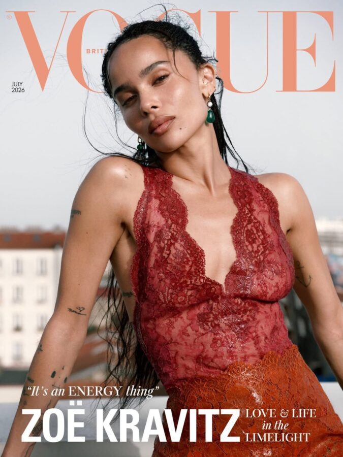Zoë Kravitz posando en la portada de Vogue con un vestido de encaje rojo