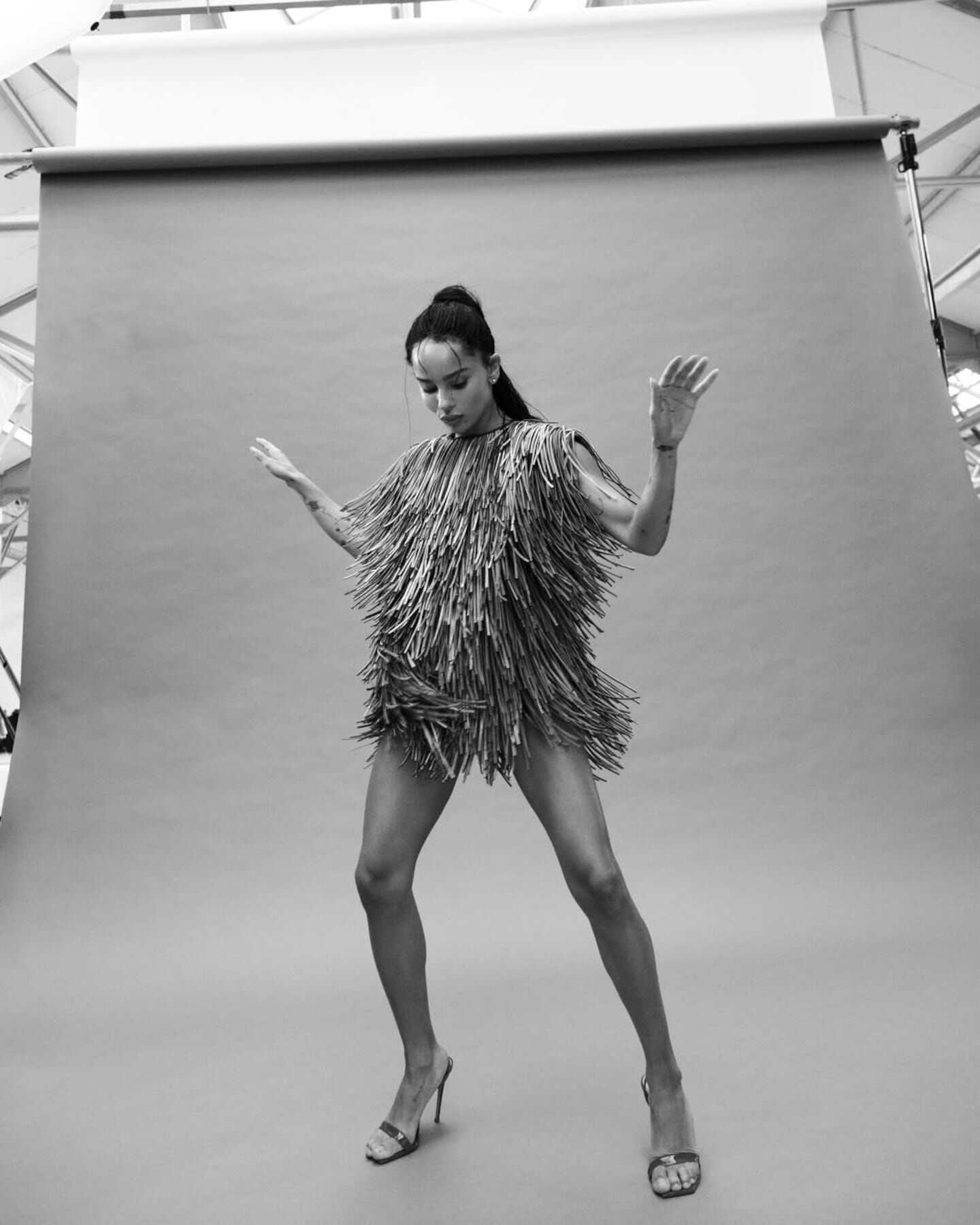 Zoë Kravitz posando con un vestido audaz de flecos en una sesión fotográfica para Vogue