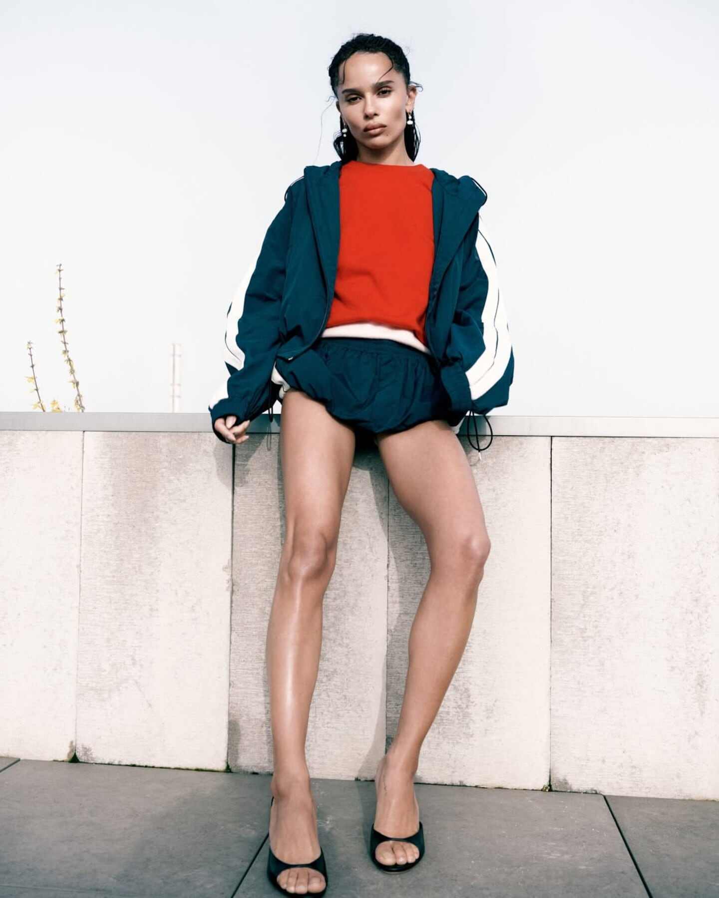 Zoë Kravitz posando con un look audaz en la portada de Vogue