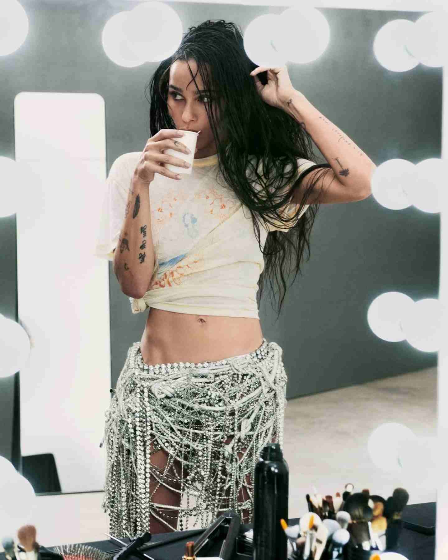 Zoë Kravitz en la portada de Vogue con un look audaz y un vaso en la mano