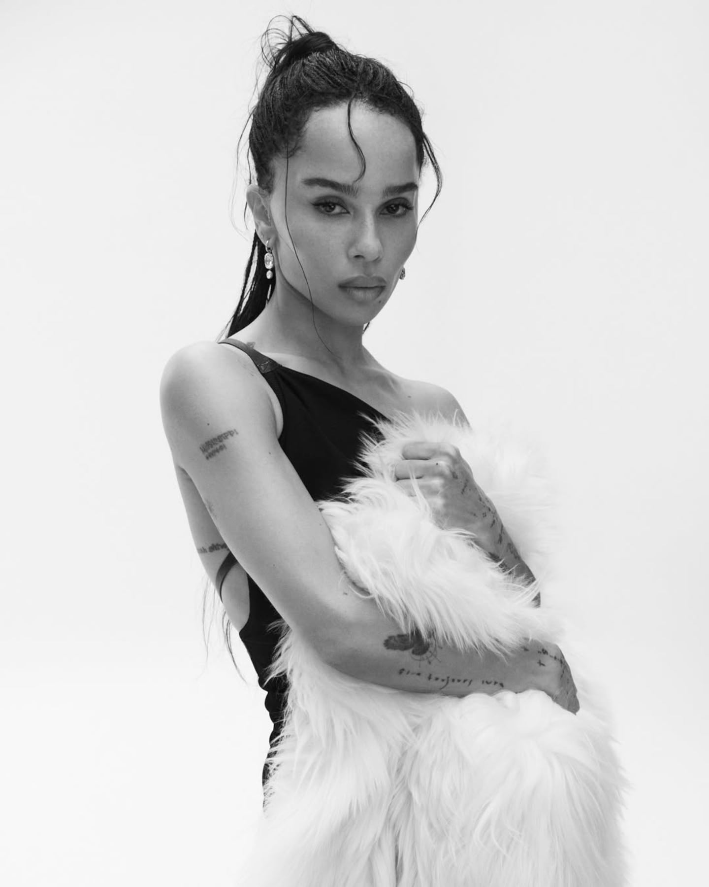 Zoë Kravitz posando con un abrigo de piel en la portada de Vogue