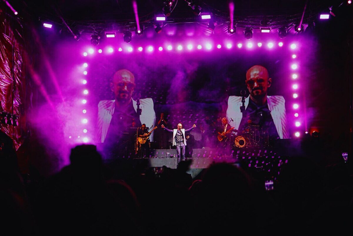 Abel Pintos en concierto con luces y efectos en Chaco