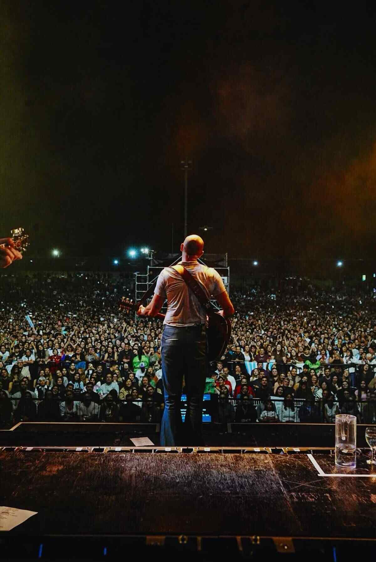 Abel Pintos en el escenario frente a una multitud durante su recital en Chaco