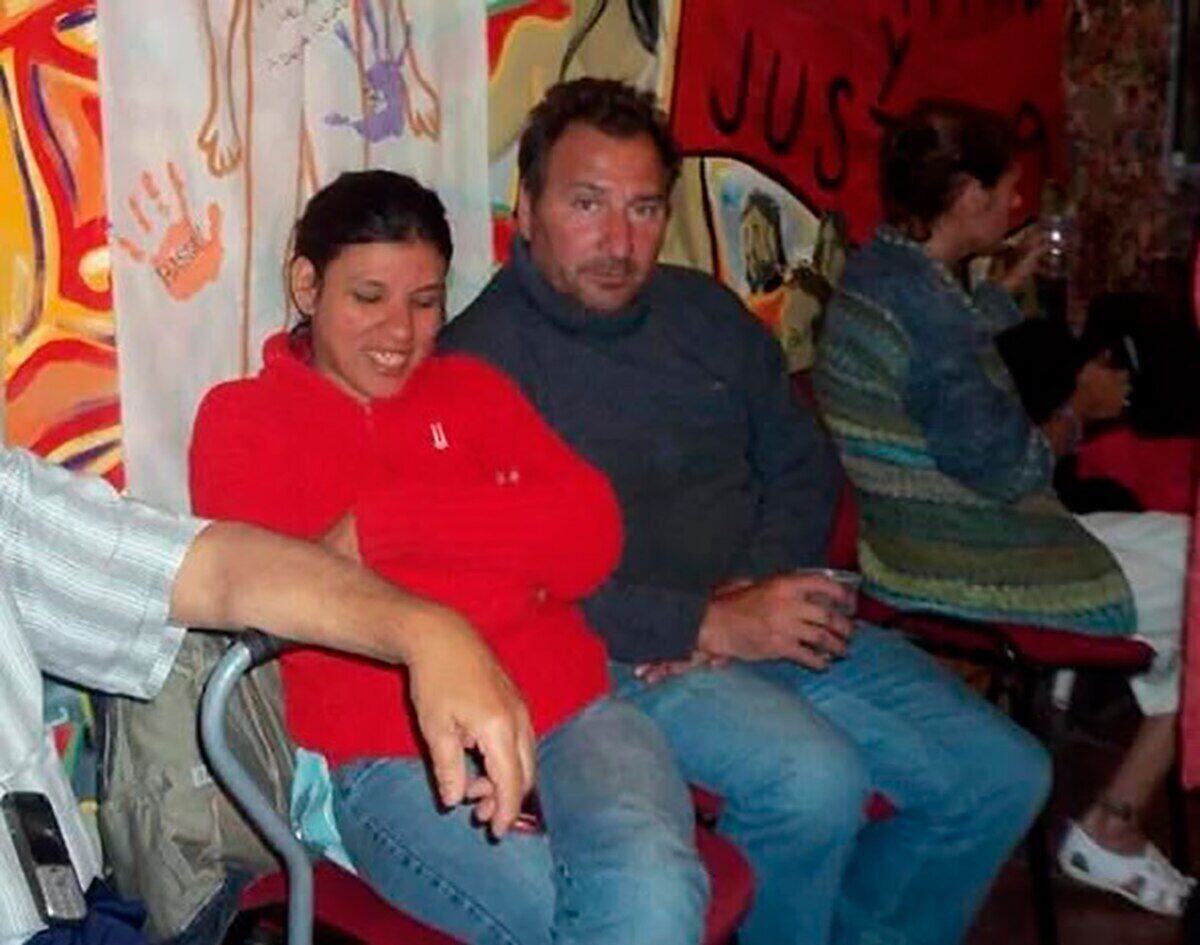 Lucía Sosa y Héctor Javier Picart sentados en un evento en Mar del Plata