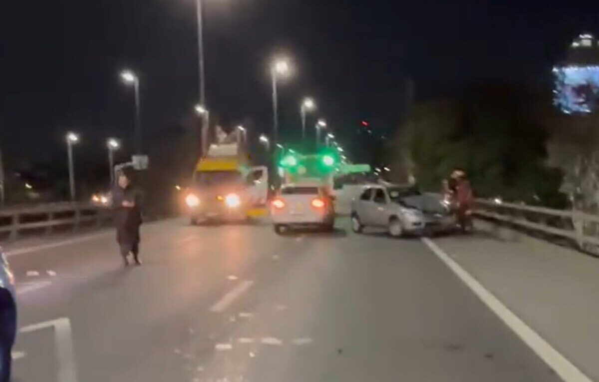 Accidente en la Autopista 9 de Julio Sur con dos autos y una moto involucrados