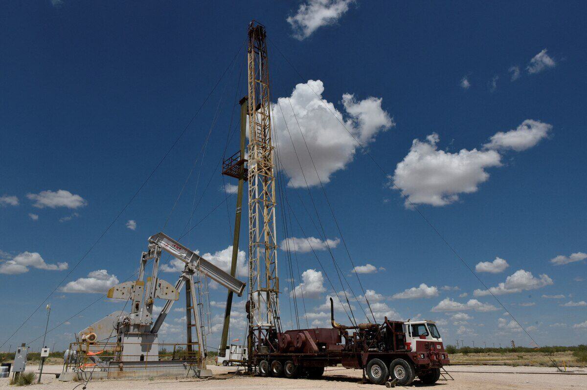Planta de extracción petrolera con grúa y camión en un día soleado