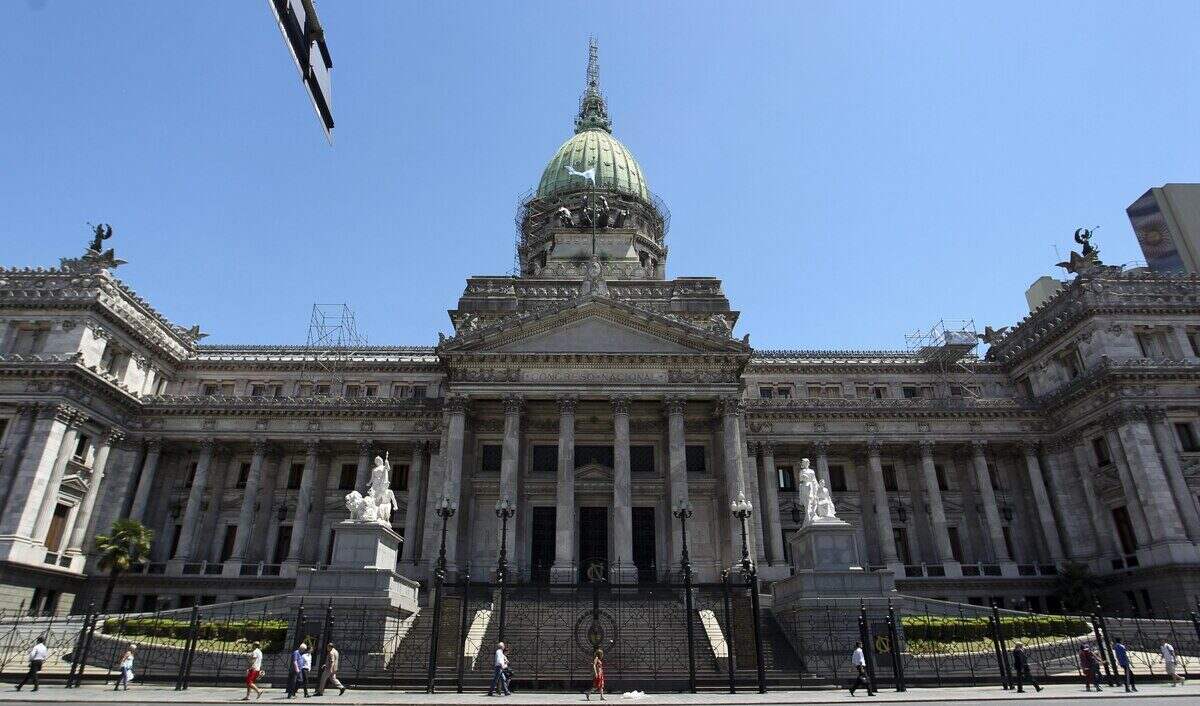 Fachada del Congreso de la Nación Argentina en un día soleado