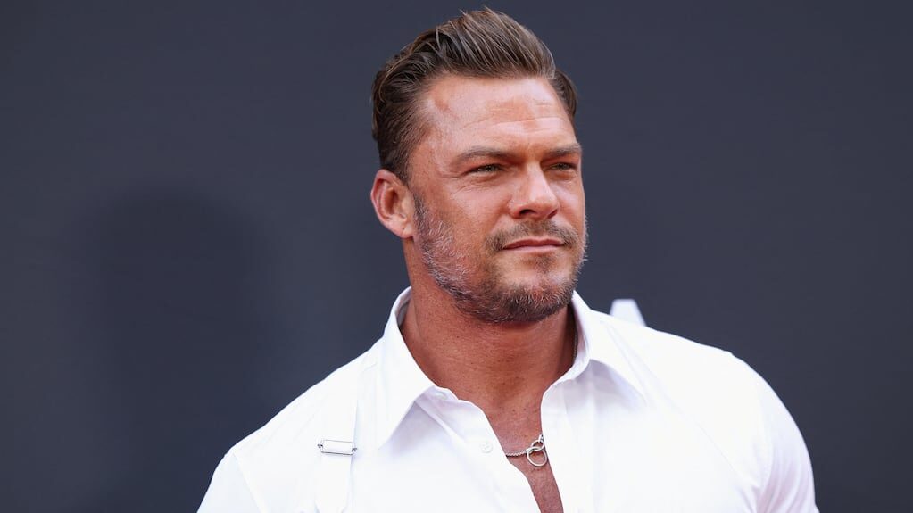 Alan Ritchson en un evento