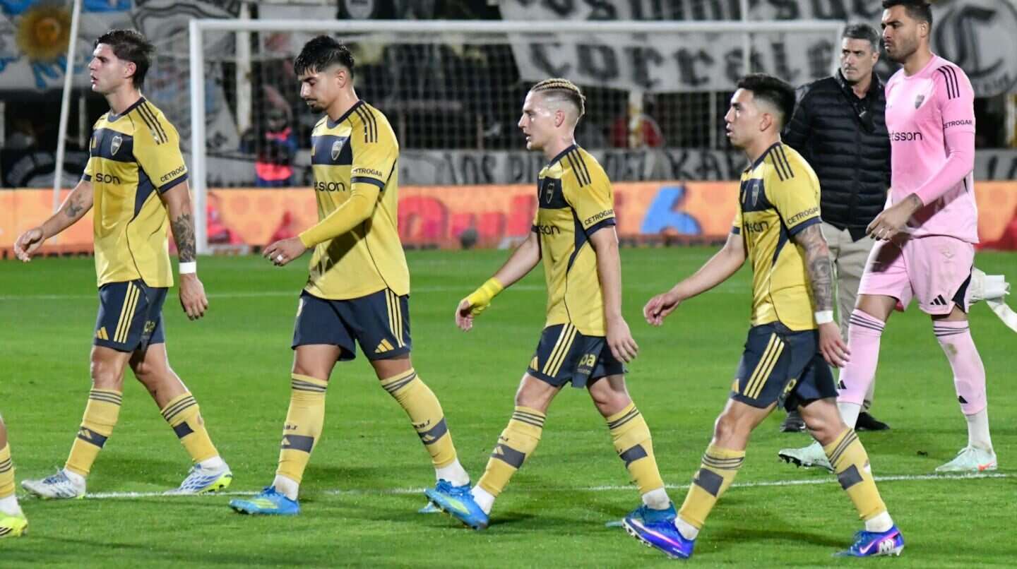 Jugadores de Boca Juniors caminando tras la derrota ante Deportivo Riestra
