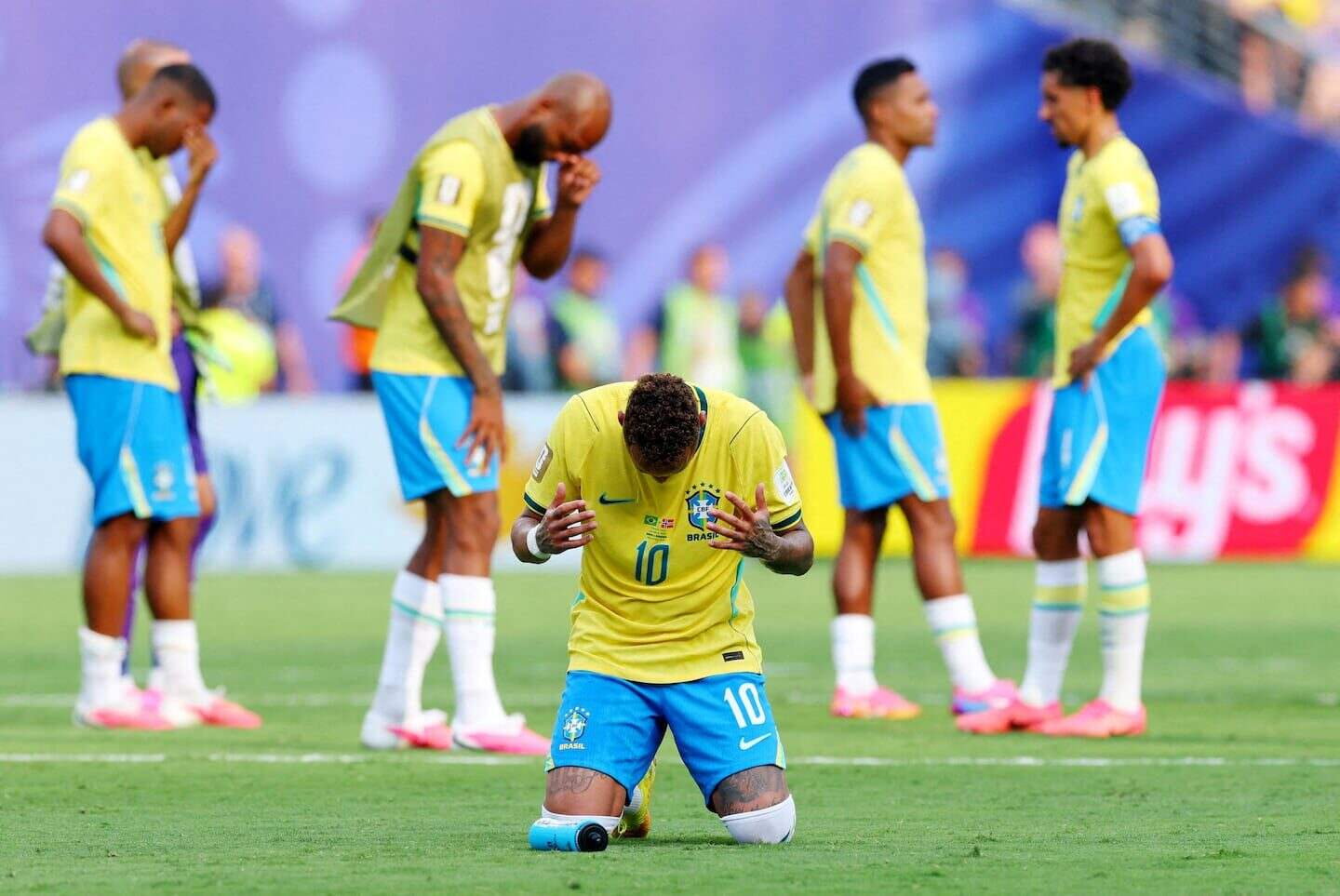 Jugadores de la selección de Brasil en un momento de reflexión tras una derrota en un partido de fútbol