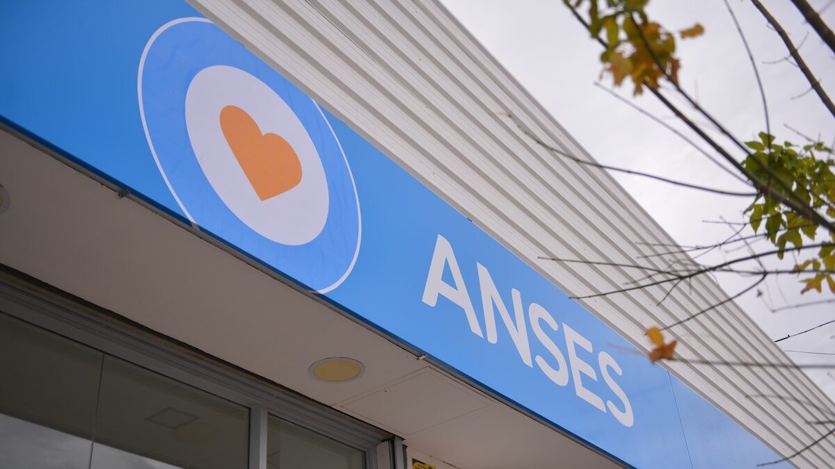 Fachada de una oficina de ANSES con el logo visible