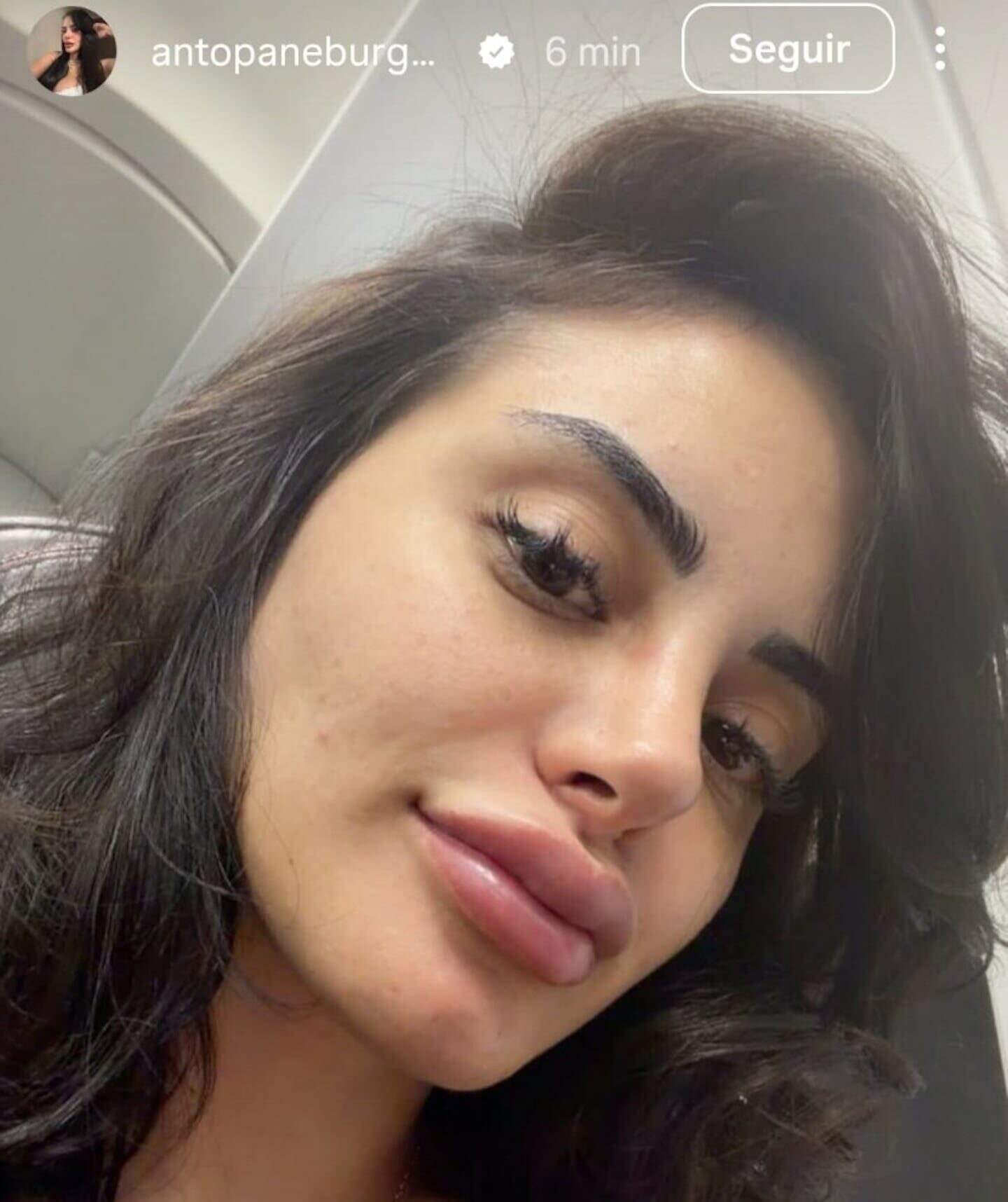 Anto Pane se toma un selfie en un avión con una expresión seria