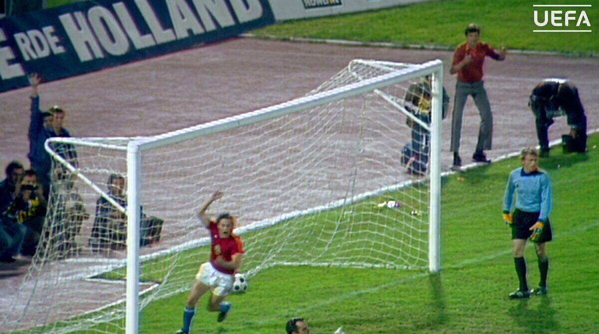 Antonín Panenka celebra su penalti decisivo en la Eurocopa 1976