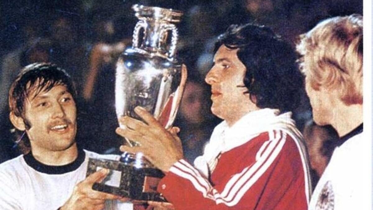 Antonín Panenka levantando el trofeo de la Eurocopa 1976 junto a sus compañeros