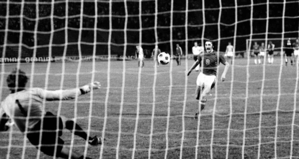 Antonín Panenka levantando la Eurocopa tras su penal decisivo