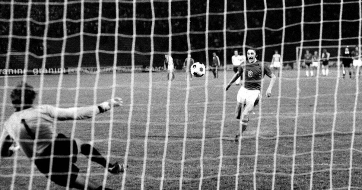 Antonín Panenka levantando la Eurocopa tras su penal decisivo