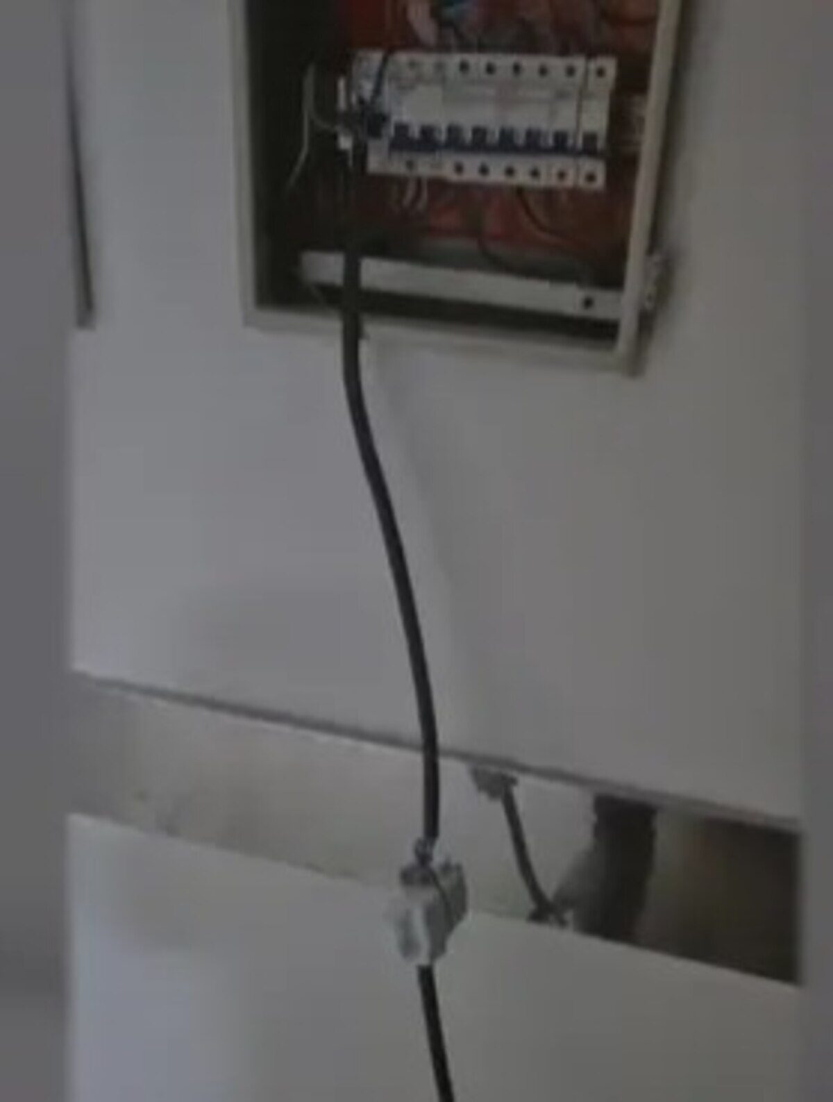 Caja de fusibles del Hospital Zonal de Esquel con cables expuestos