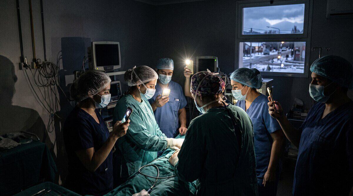 Personal médico realizando cirugías con linternas de celulares en el Hospital Zonal de Esquel durante un apagón