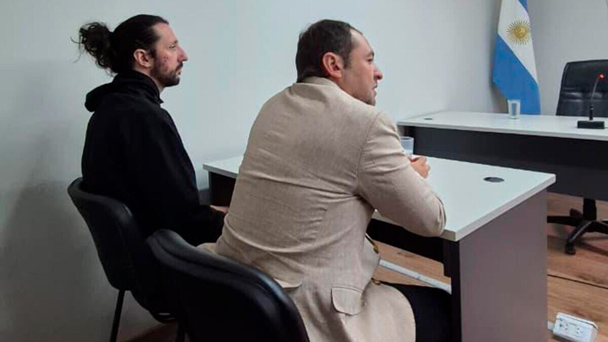 Pablo Laurta y su abogado en la sala de audiencias durante la apertura de dispositivos incautados