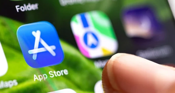 Logotipo de Apple junto a imágenes de criptomonedas