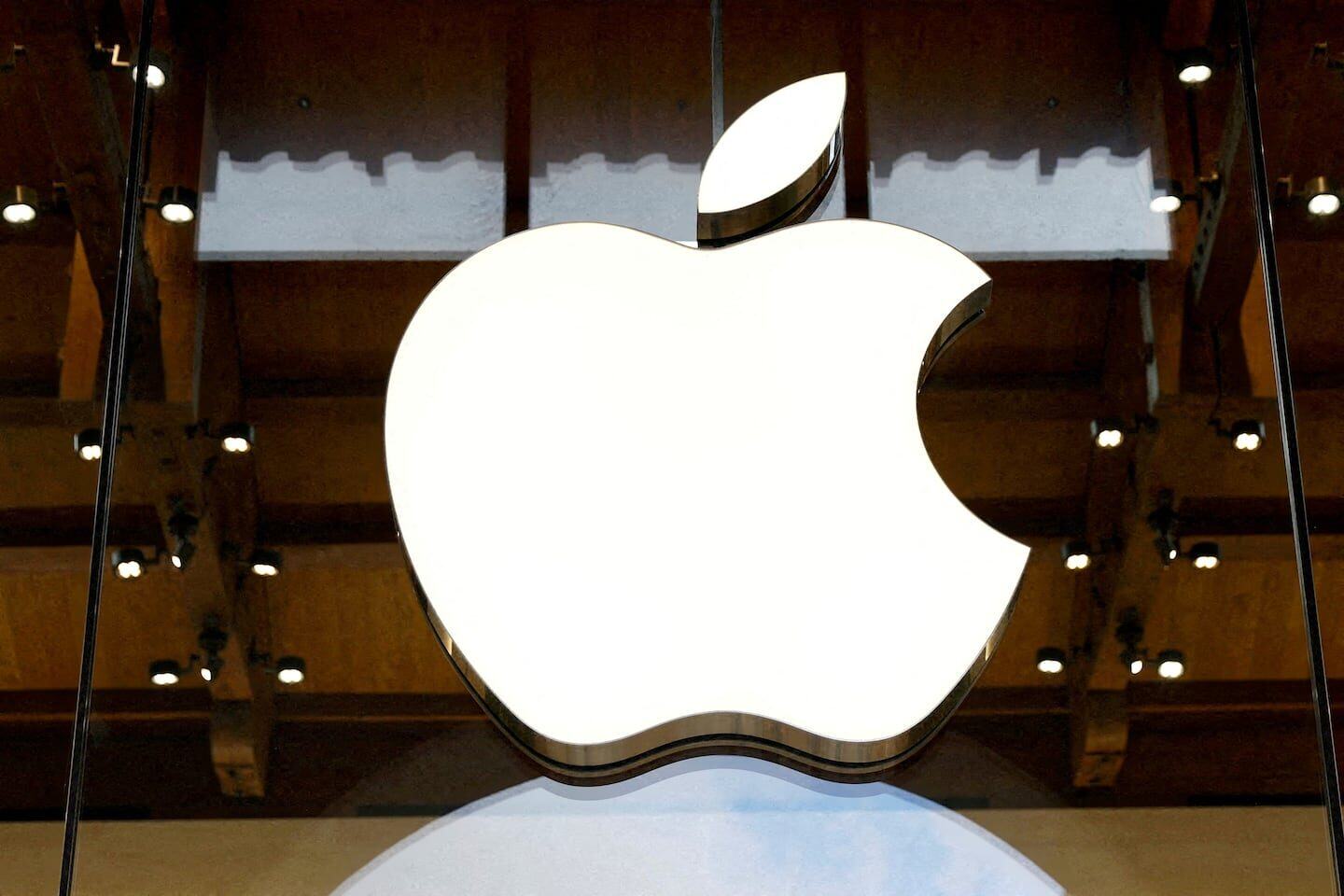 Logotipo de Apple en la fachada de una tienda