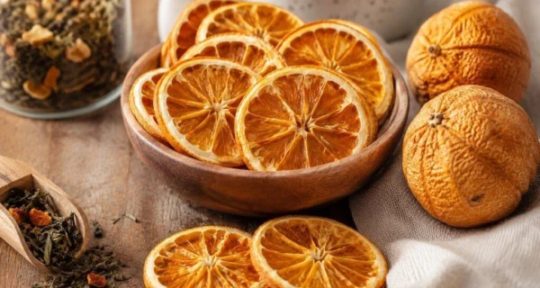 Naranjas resecas en un plato