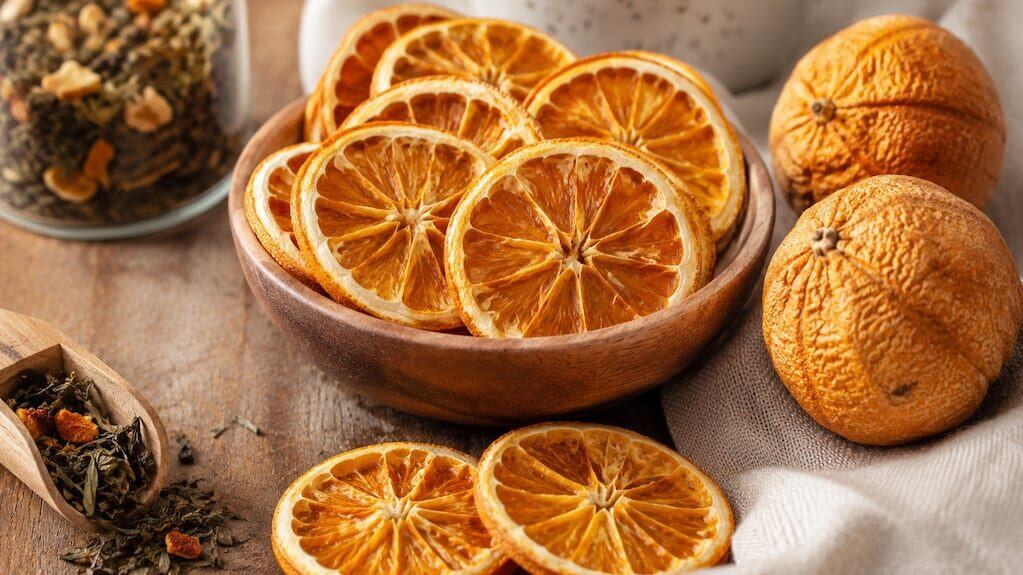 Naranjas resecas en un plato