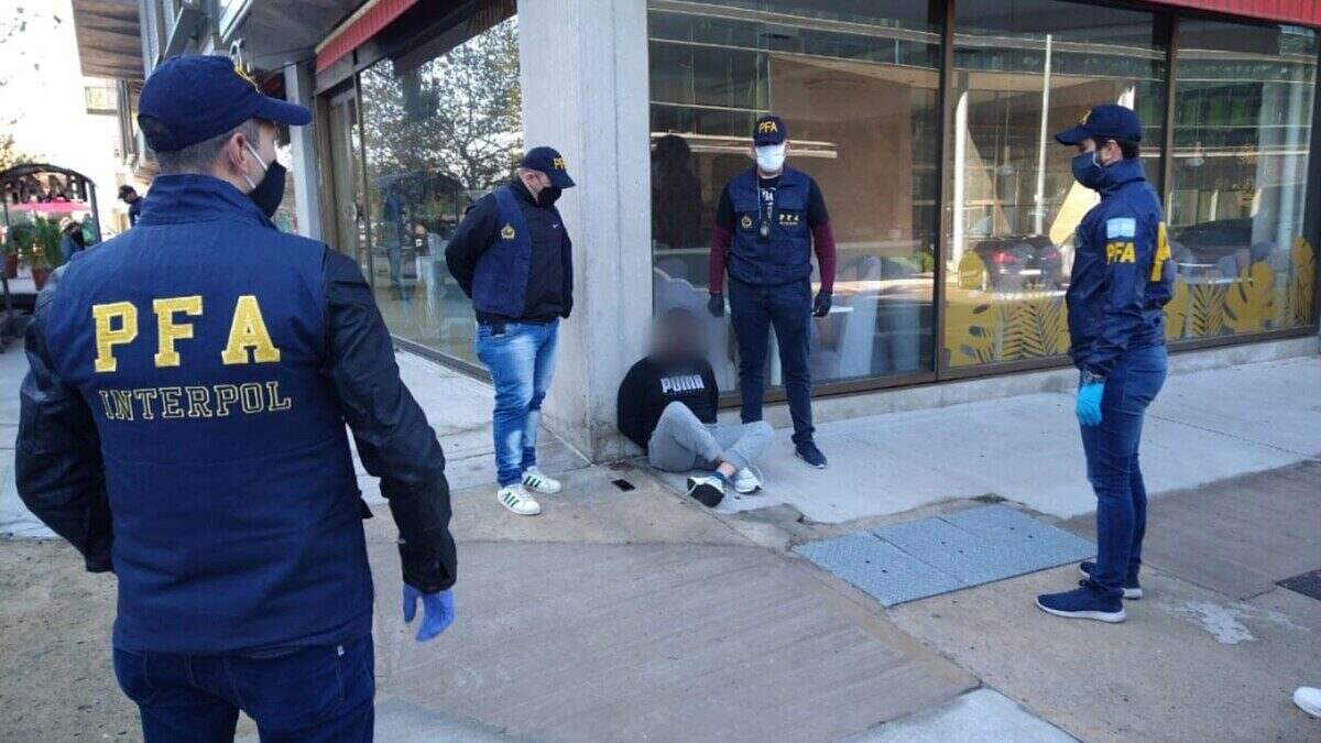 Agentes de la PFA e Interpol detienen a Serkan Kurtulus en la vía pública en Argentina