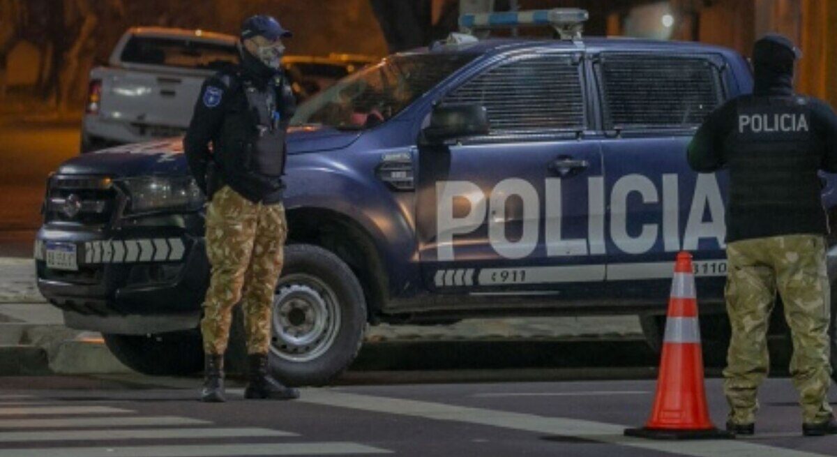 Vehículo policial en la escena del crimen en Las Heras, Mendoza