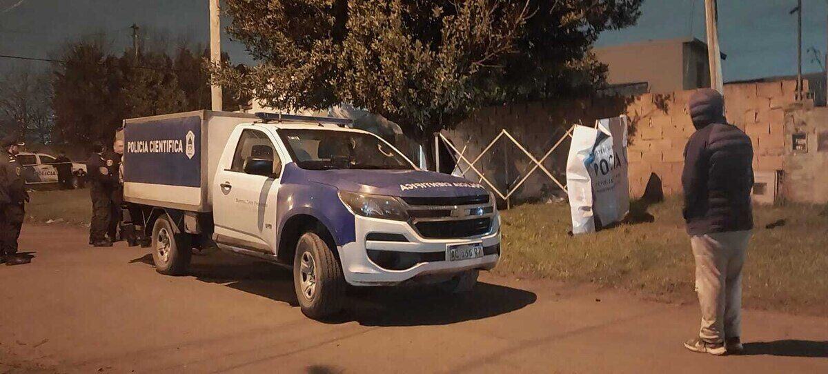 Camioneta de la policía en la escena del crimen en Mar del Plata
