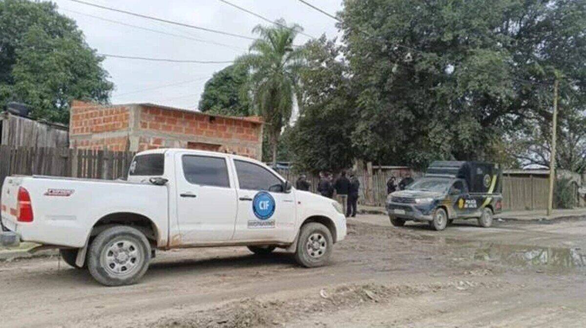 Vehículos policiales en la escena del crimen en Salta tras el asesinato de un hombre