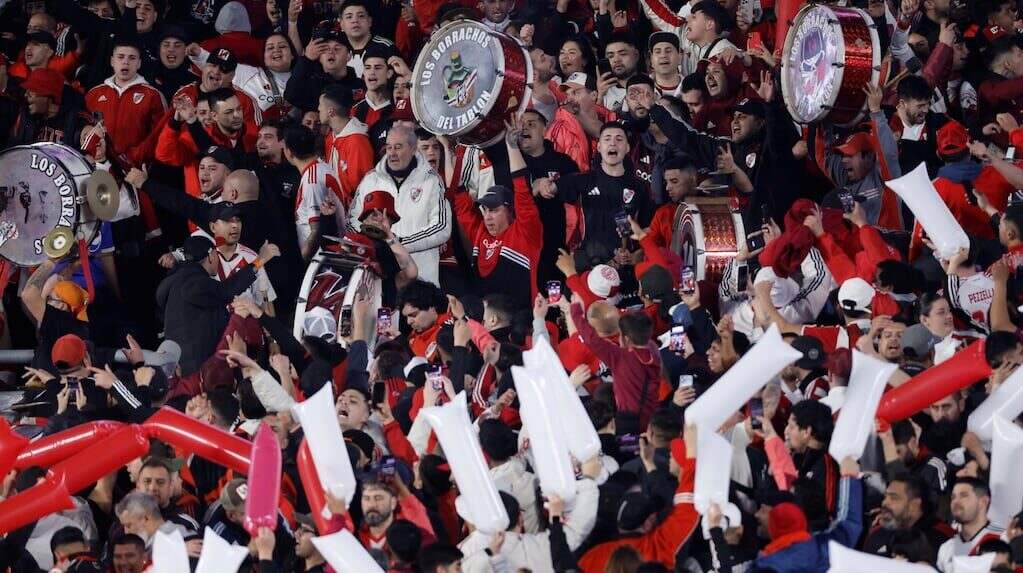 Micro atacado con hinchas de River en Quilmes