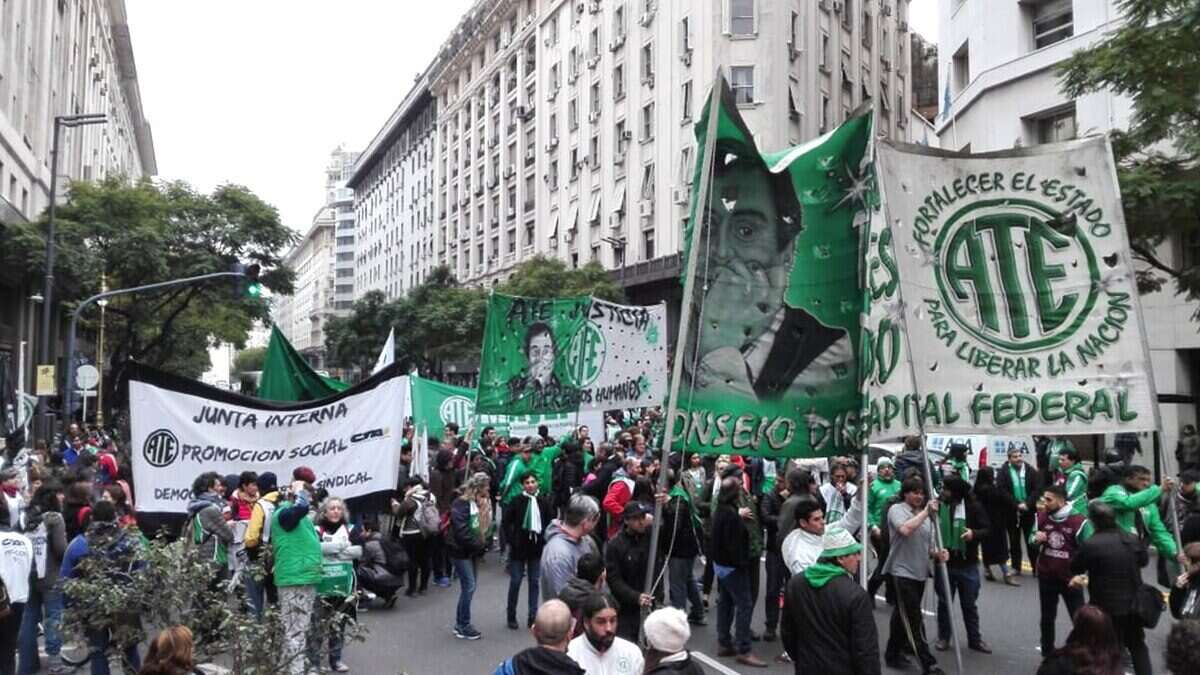 Protesta sindical en Argentina con banderas y pancartas de ATE