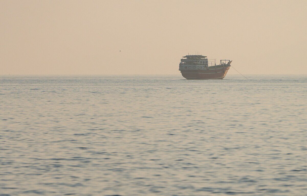 Barco pesquero en el mar al atardecer