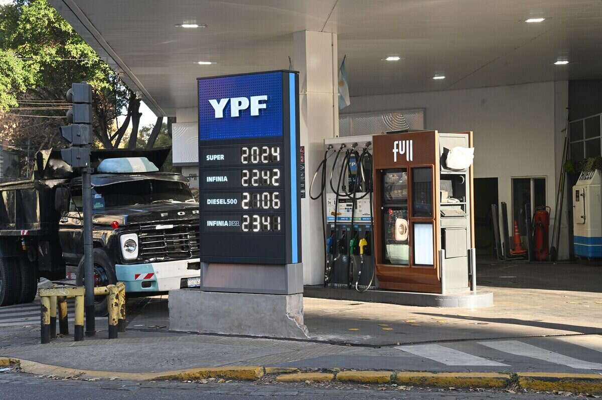 Cartel de precios de combustible en una estación de servicio YPF en Argentina