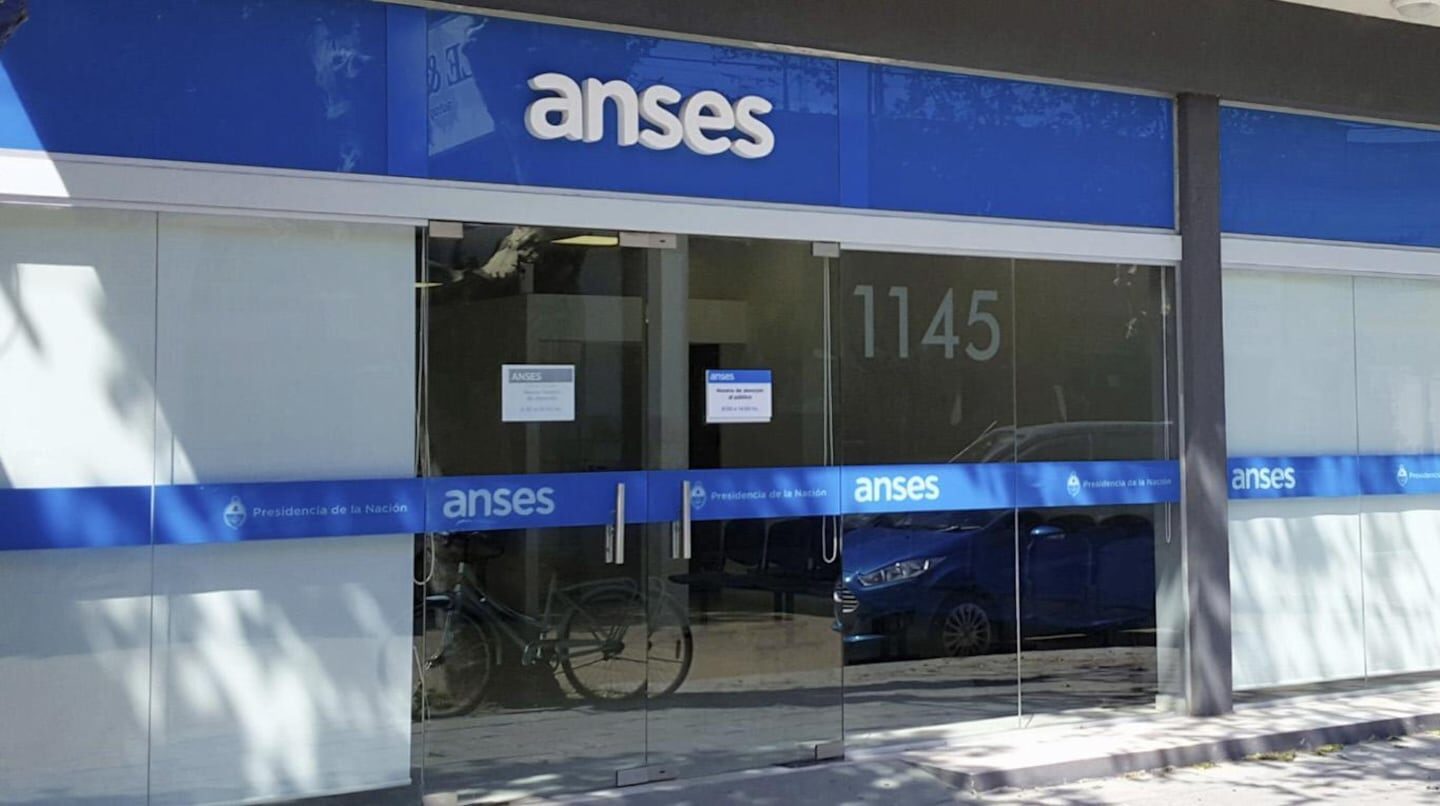 Oficina de ANSES con cartel de información en la puerta
