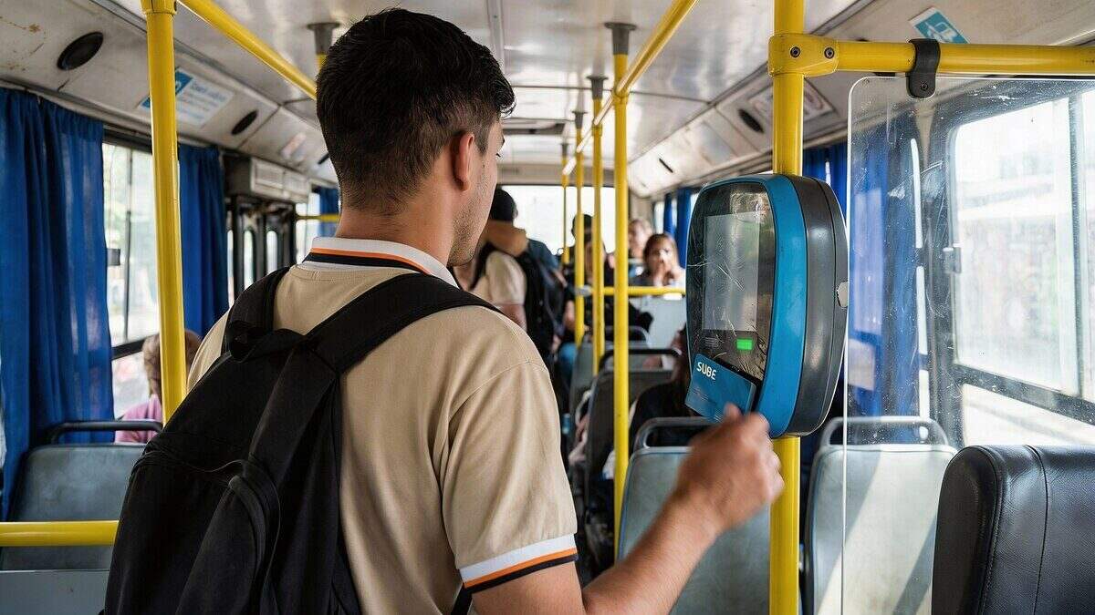 Pasajero utilizando un lector de tarjetas en un autobús urbano en Argentina