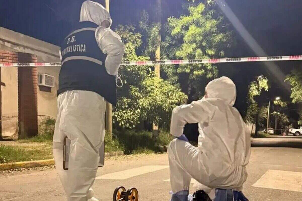 Investigadores forenses en la escena del crimen del femicidio de Norma Tula en Catamarca