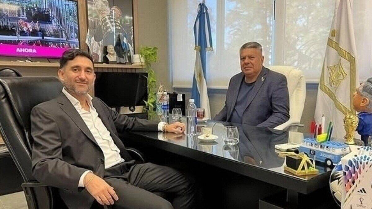 Eduardo Spinosa y un abogado en una oficina durante la defensa de la causa Sur Finanzas