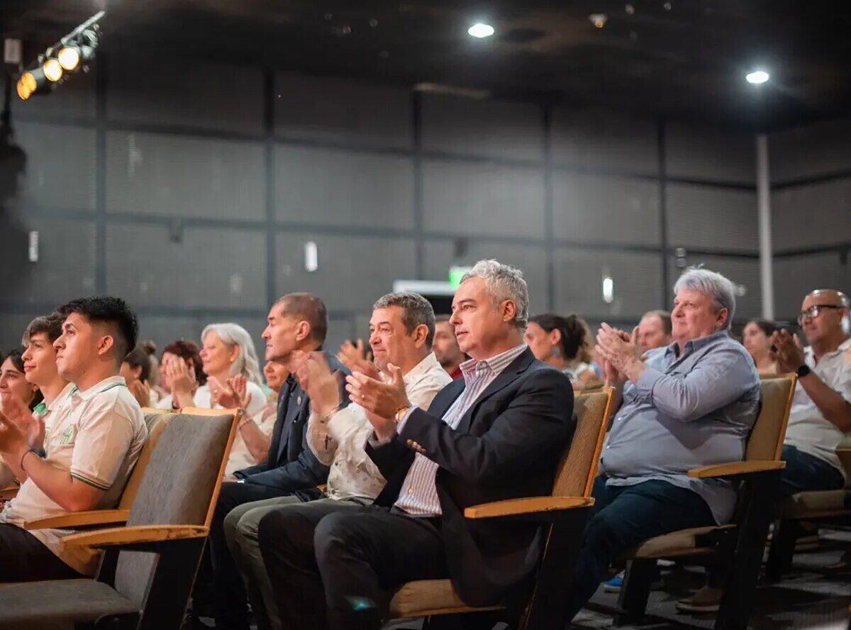 Asistentes a un evento aplaudiendo en un auditorio