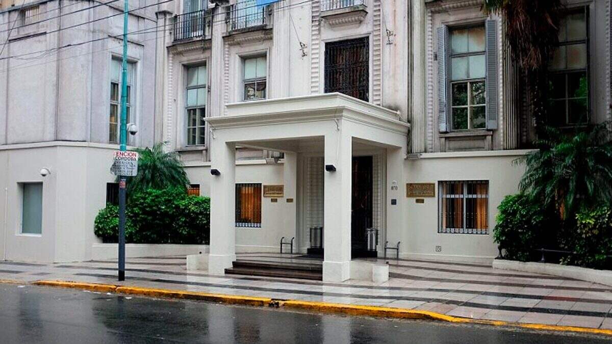 Entrada del Centro Naval de Núñez en un día lluvioso