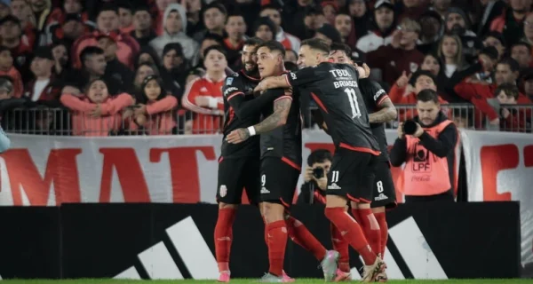 Barracas Central celebra el gol en el Monumental