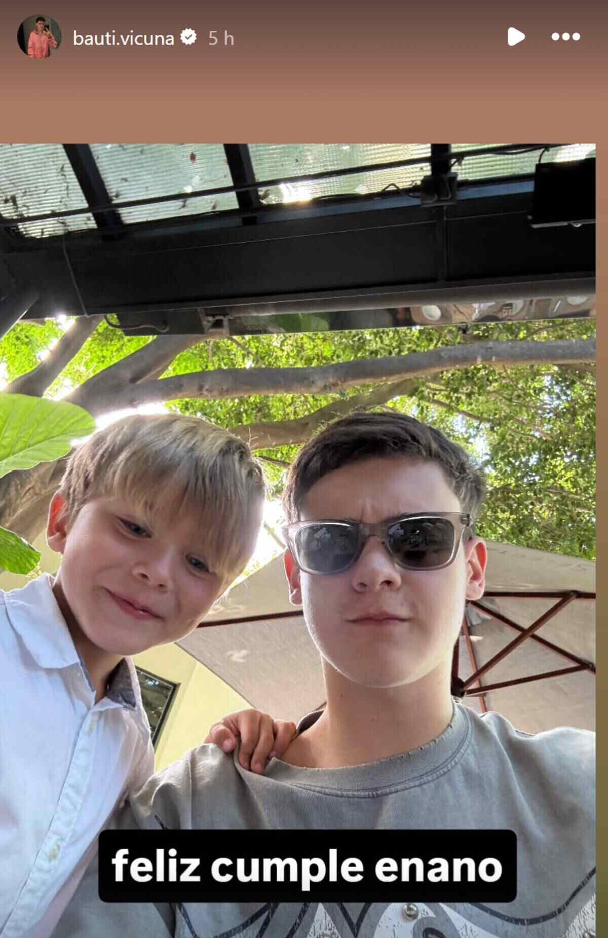 Bautista Vicuña y su hermano Amancio celebrando su cumpleaños en un ambiente familiar