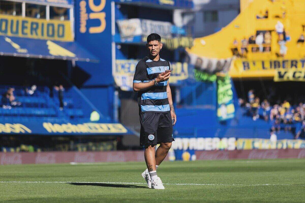Lucas Passerini en el campo de juego de Boca Juniors
